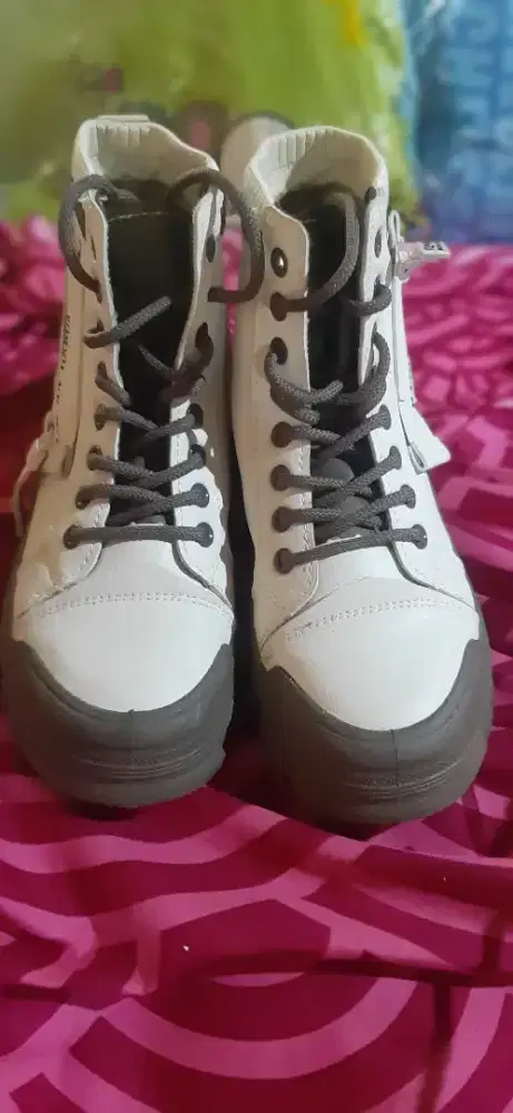 Dijual sepatu seperti baru