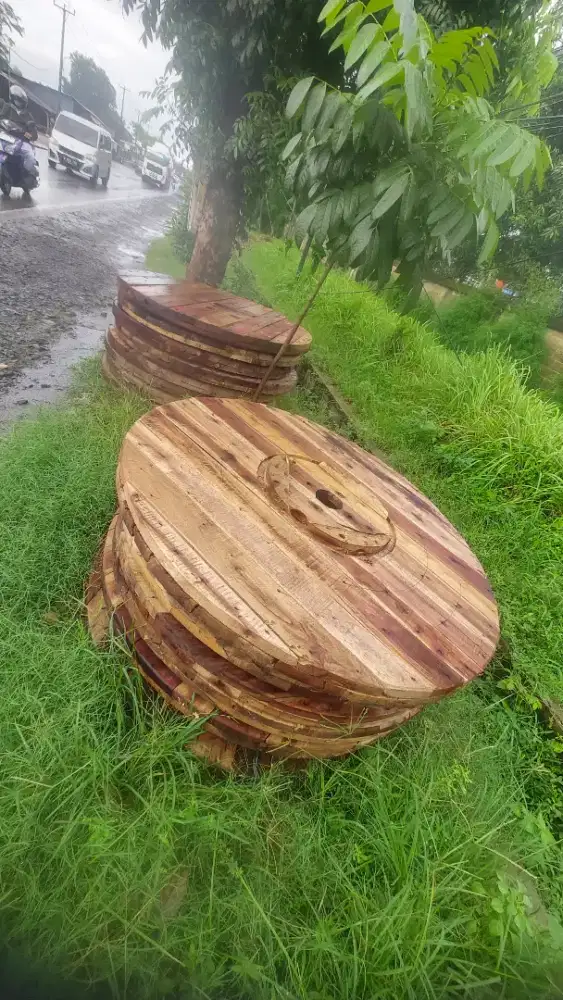 dijual kayu bekas gulugngan  kabel.