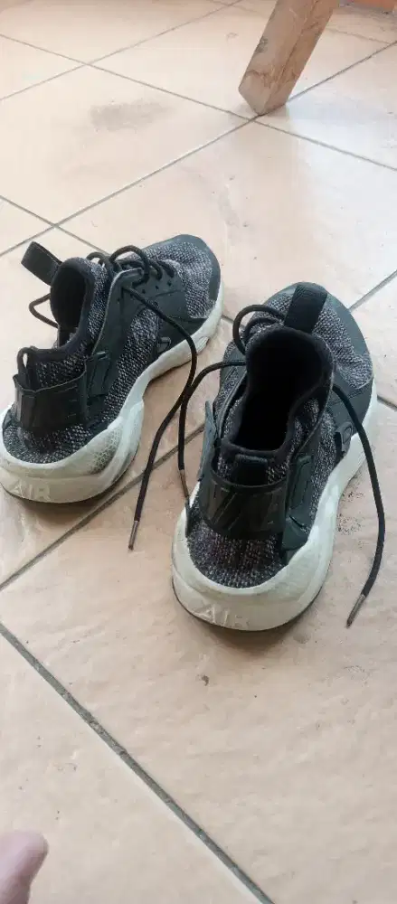 Sepatu buat anak-anak nya sekolahan