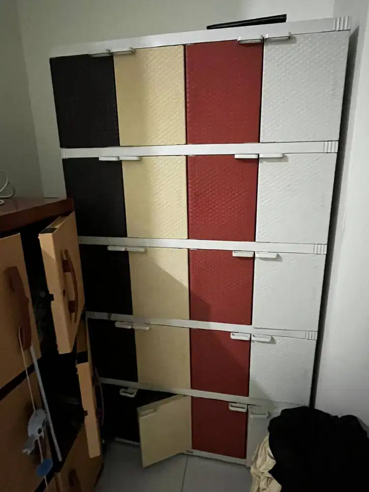 Lemari plastik, kaca ootd dan galon aqua