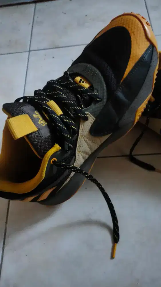 Sepatu basket Adidas Dame Certified size 44