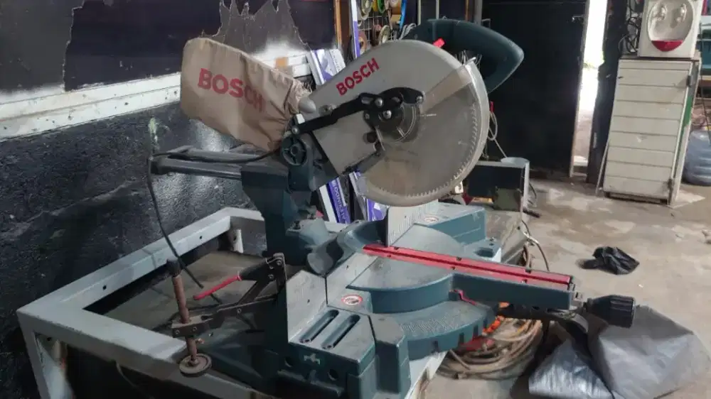 Mesin potong Sliding BOSCH