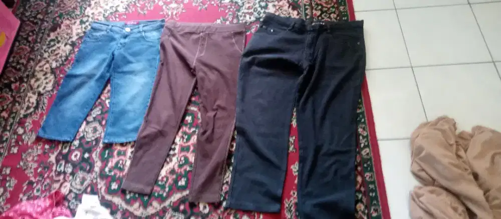 Dilelang keun celana panjangny, Bu anak -anak cewe