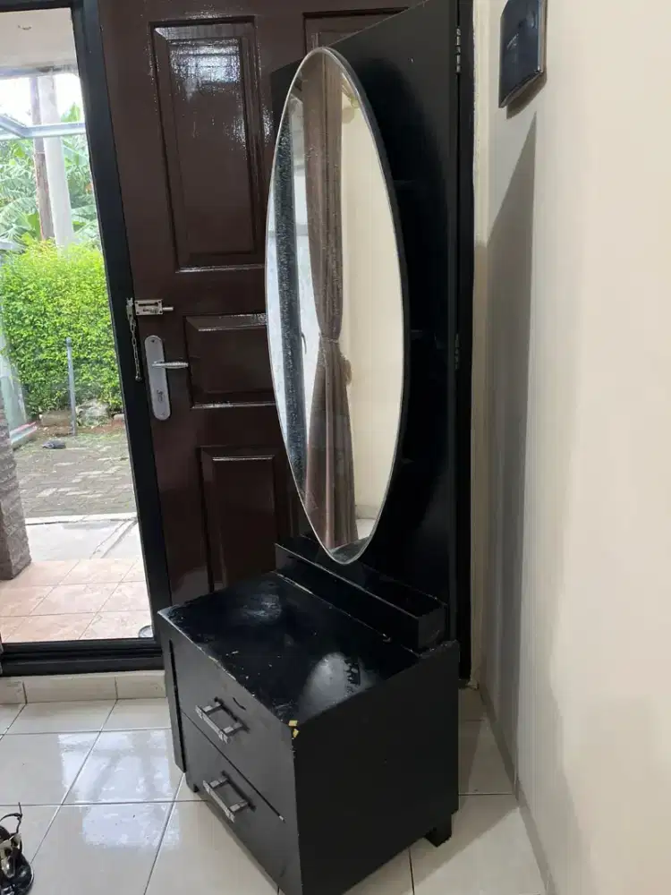 MEJA RIAS DENGAN CERMIN