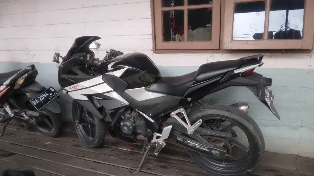 Jual honda cbr, surat-surat lengkap dan baru ganti plat