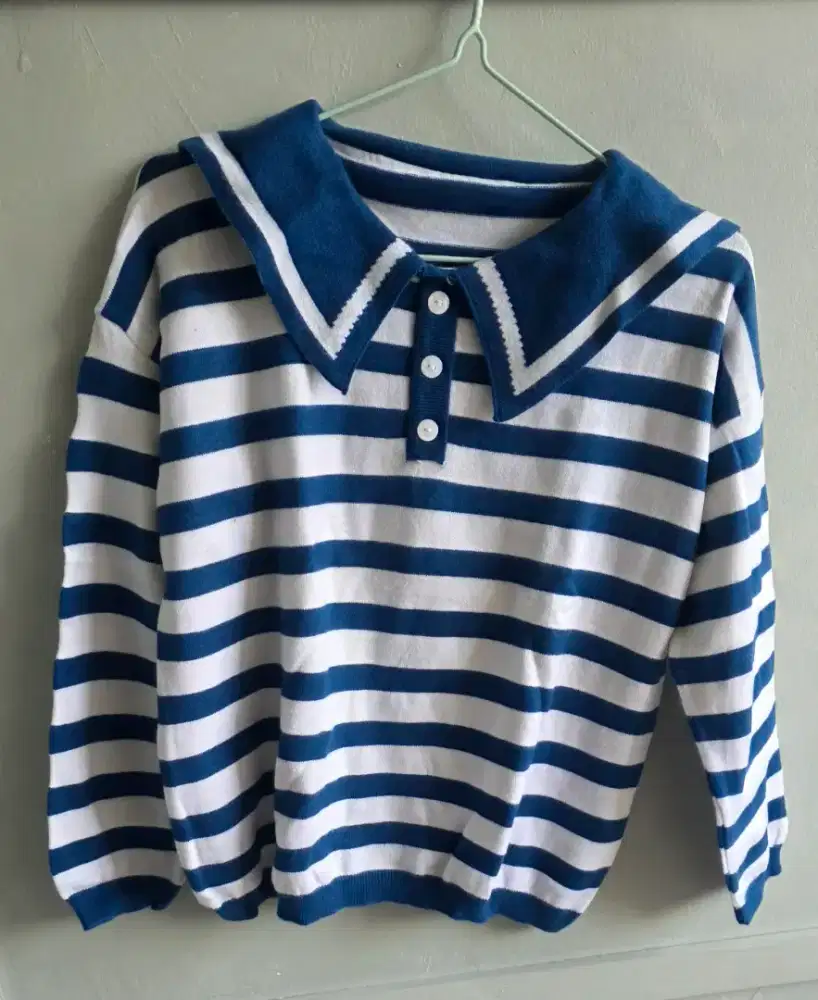 Switer warna putih biru