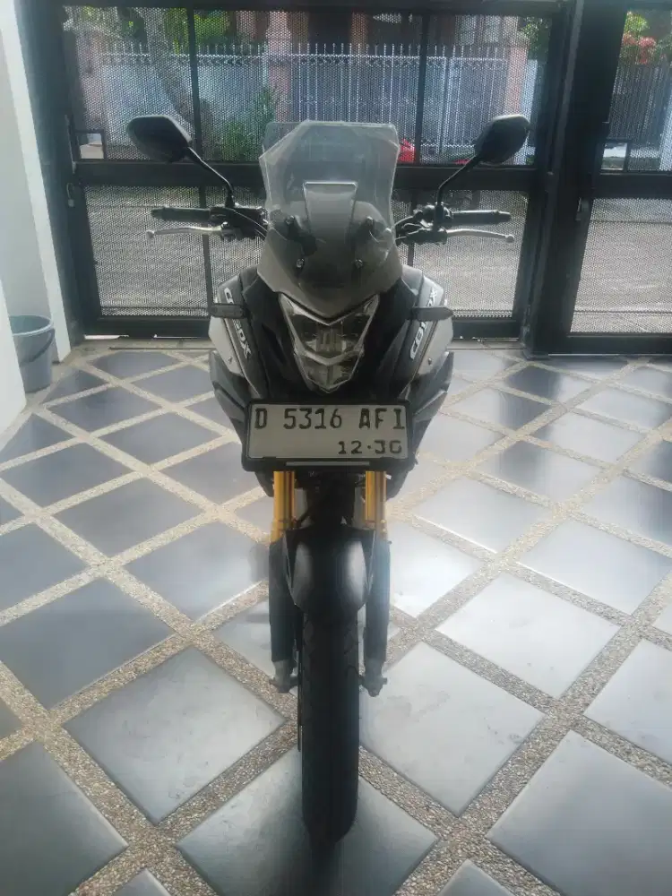 Cb 150X BARU 99% KM 28 perak.