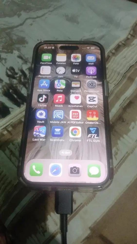 I Phone 15 Pro warna silver