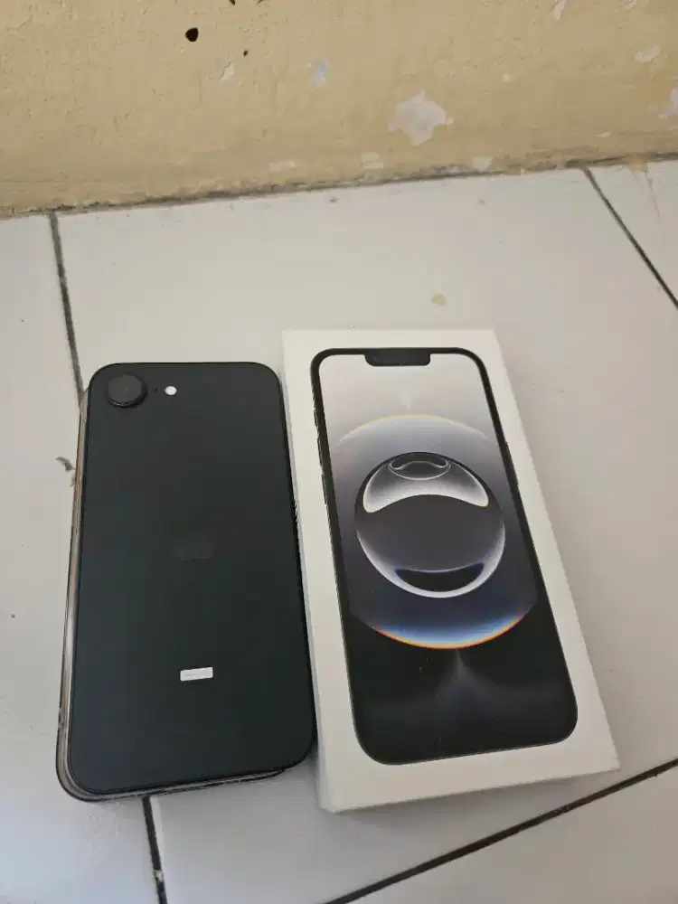 Iphone 16e 128GB Ibox BH 100%, mulus, masih garansi sampai Juli 2026.