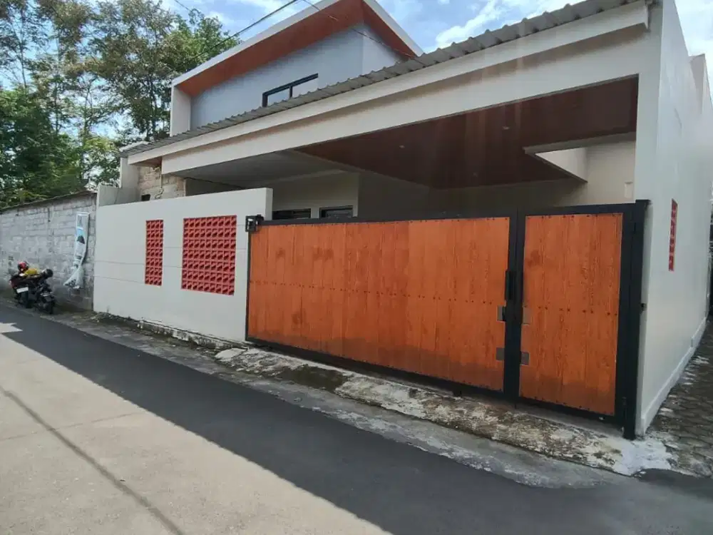 Rumah Tropis Open Space modern kontemporer, posisi HOOK, jalan depan lebar aspal halus.