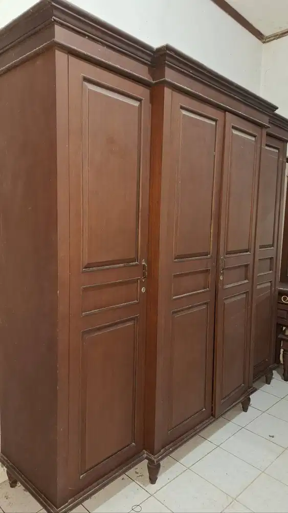 Dijual Jam junghan & furniture lemari pakaian, dipan,meja makan dll