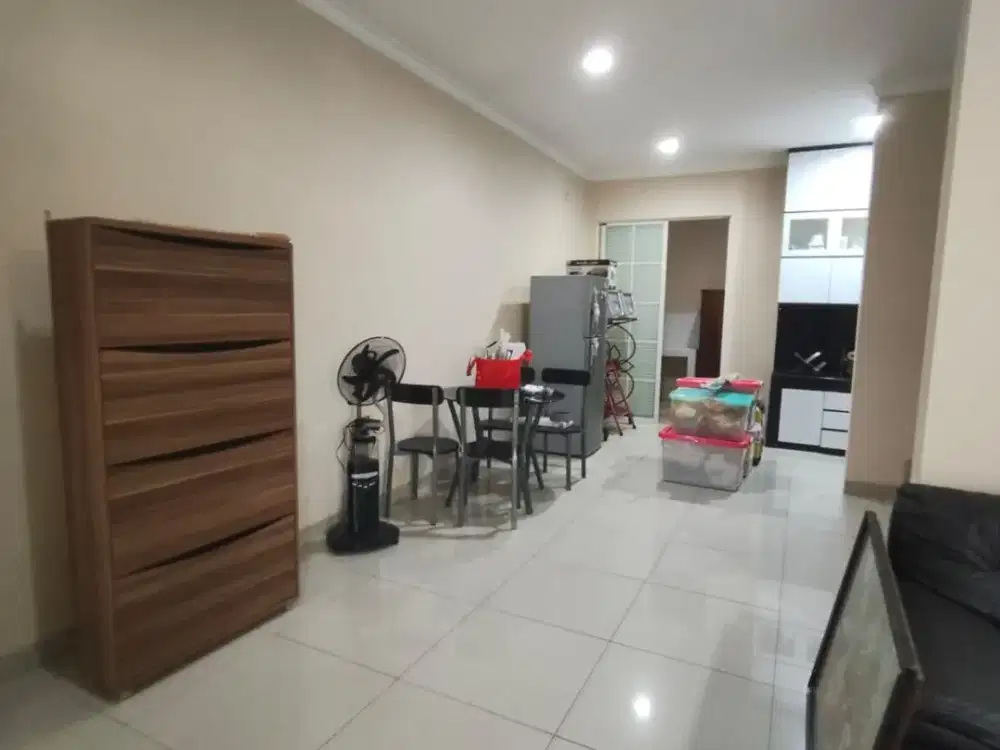 Disewakan Rumah Furnished Green Lake City West Europe 6x15m, dekat Club House, pool & lapangan