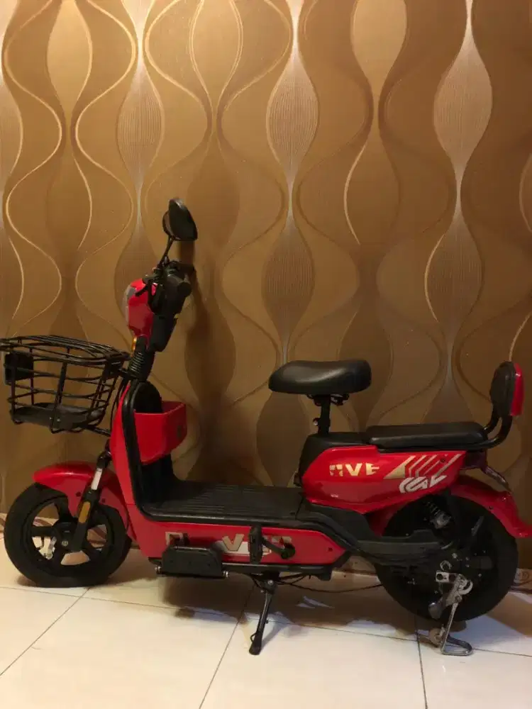 Sepeda listrik merah