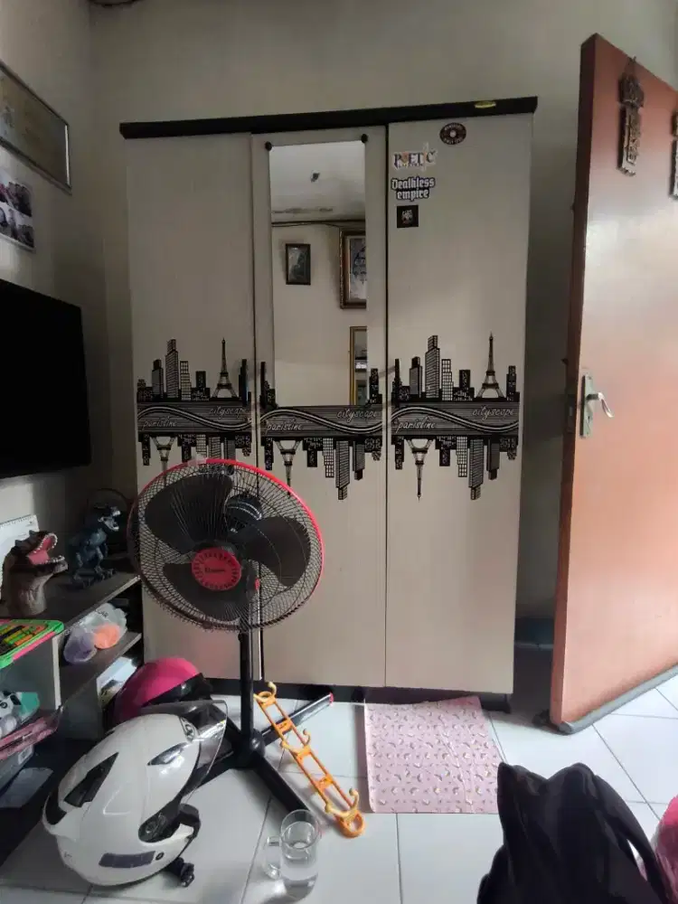 Lemari pakaian Romero