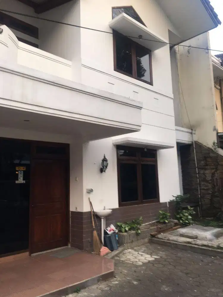 Rumah 3 Lantai Siap Huni di Batununggal Indah