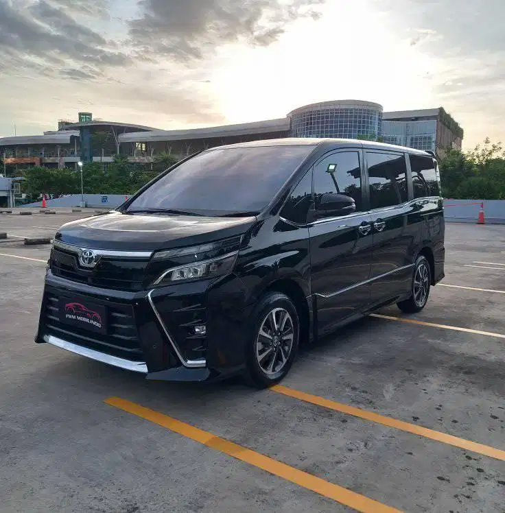 toyota voxy 2.0 AT 2019 hitam, mulus