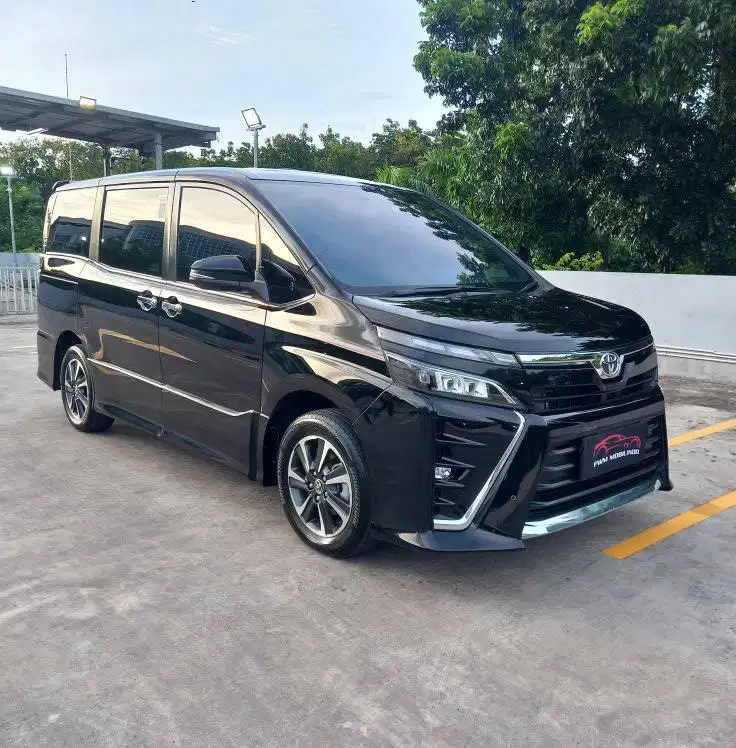 toyota voxy 2.0 AT 2019 hitam