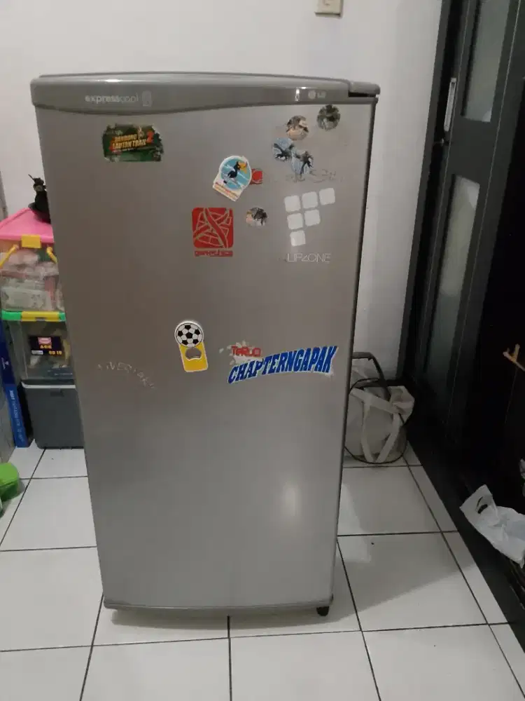 Kulkas merk LG kondisi bekas pakai