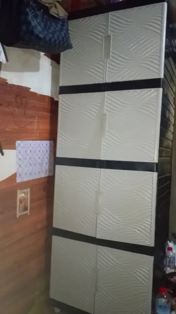 Lemari zebra 4 susun berisi pakaian campur ada 2 susun