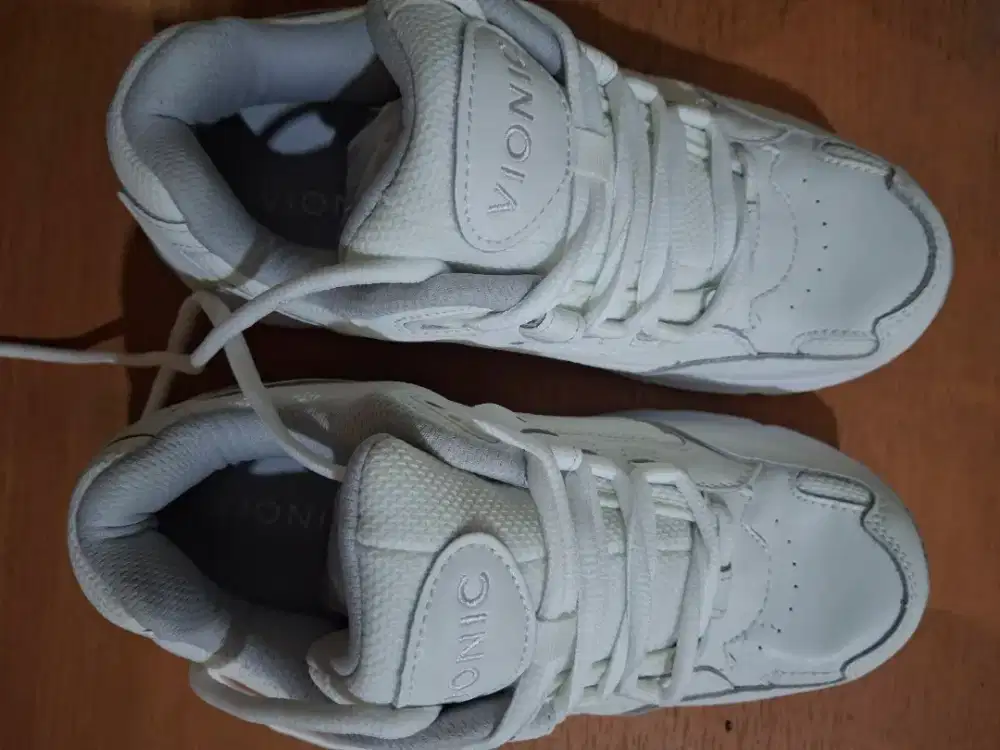 Sepatu sneakers merk Vionic
