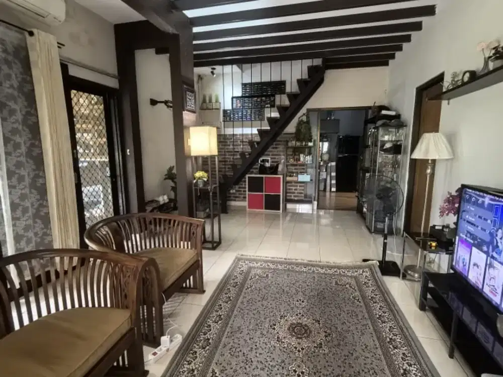 Rumah Posisi Hook di Mahagoni Park Graha Raya Bintaro