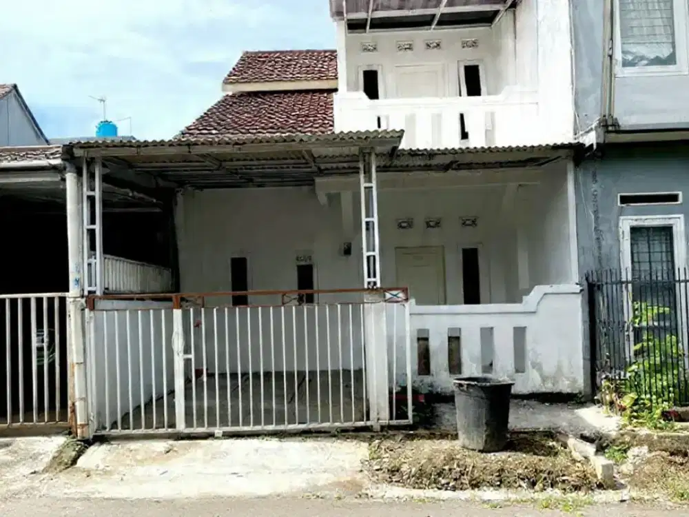 DISEWA RUMAH 2 LANTAI BAGUS SEMI FURNISH SIAP HUNI HARGA NEGO SENTUL CITY SG123