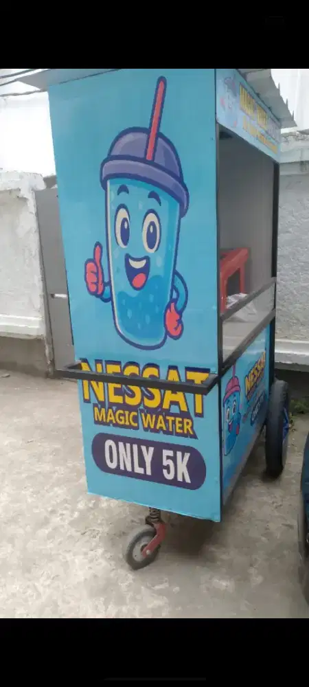 Gerobak es masih baru, dipake cuma 3 bulan aja. Komplit tinggal pakai