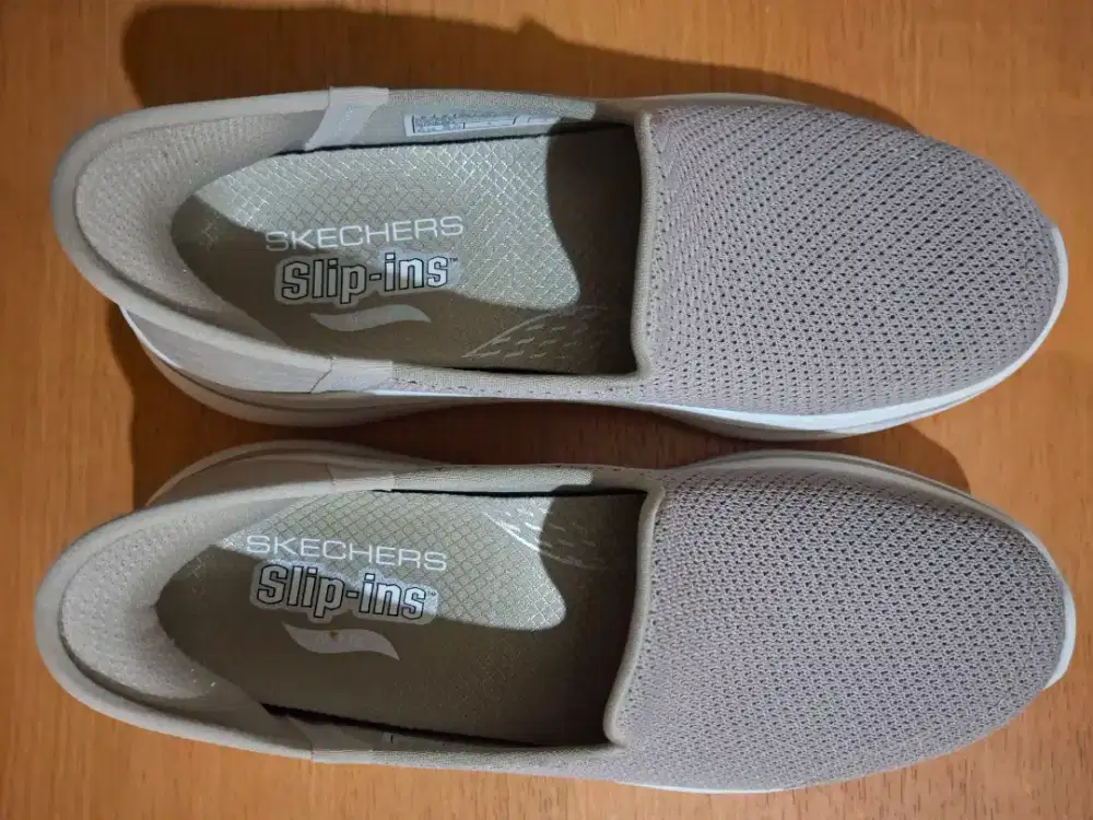 Sepatu sneakers merk Skechers