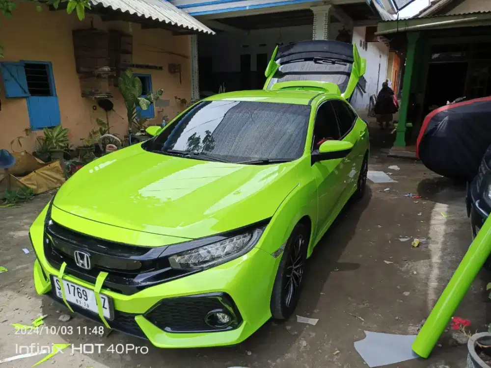 Pemasangan stiker mobil panggilan area Jawa Timur