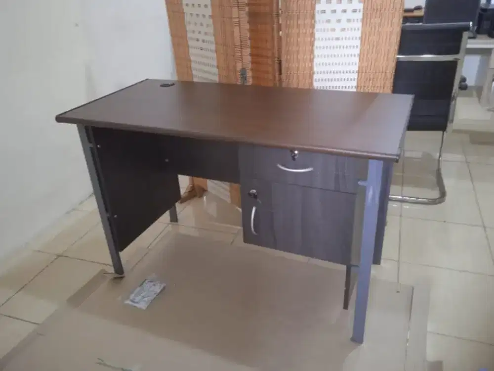 Meja kantor kaki besi