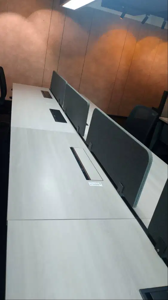 DIJUAL CEPAT!! MEJA KANTOR YANG BAIK, LUAS DAN NYAMAN.