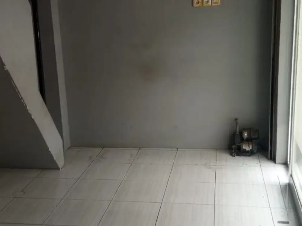 DIsewa Ruko Kecil 2 Lantai Pinggir Jalan Di Jl Raya Bekasi Cakung Jakarta Timur