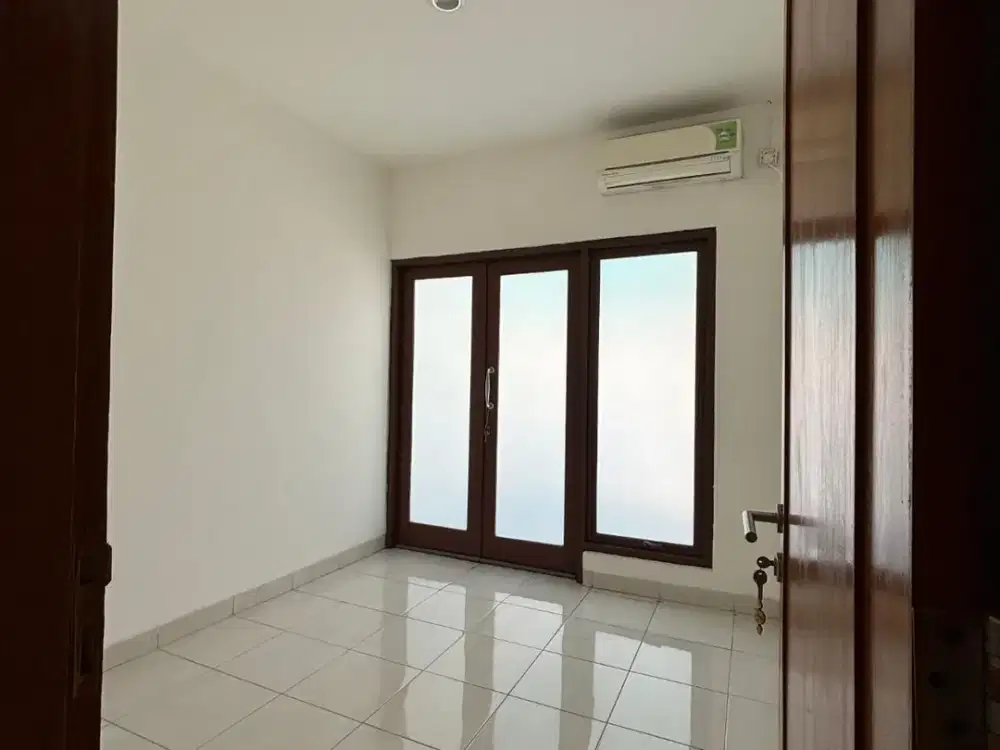 Dijual Rumah Bagus 2 Lantai 3 Kamar Tidur Di Emerald Sektor 9 Bintaro