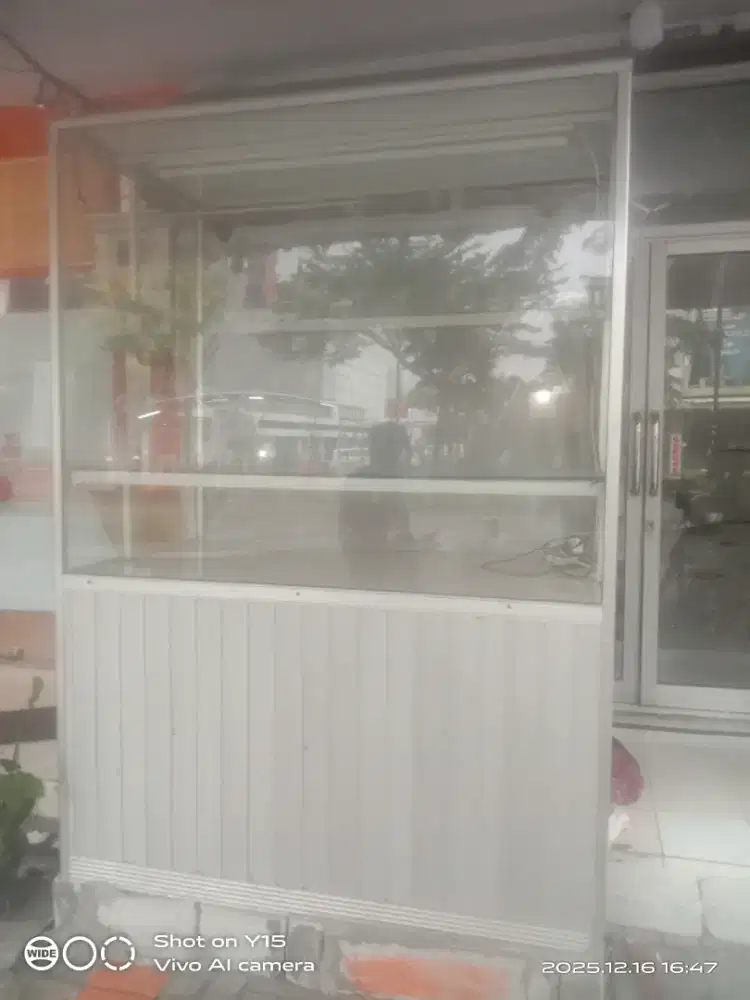 Jual cepat gerobak etalase kaca kondisi masih mulus