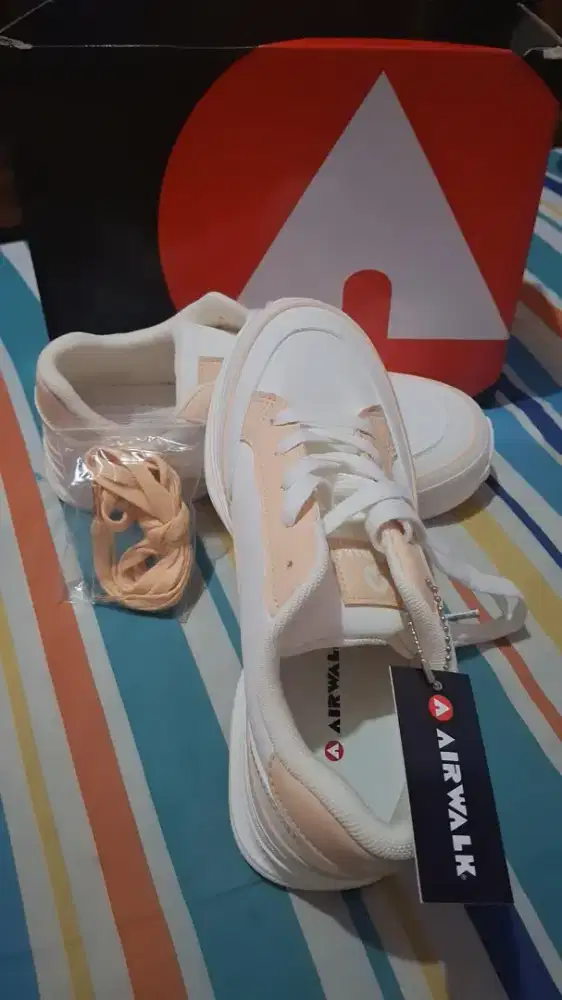 Sepatu Air walk putih cream