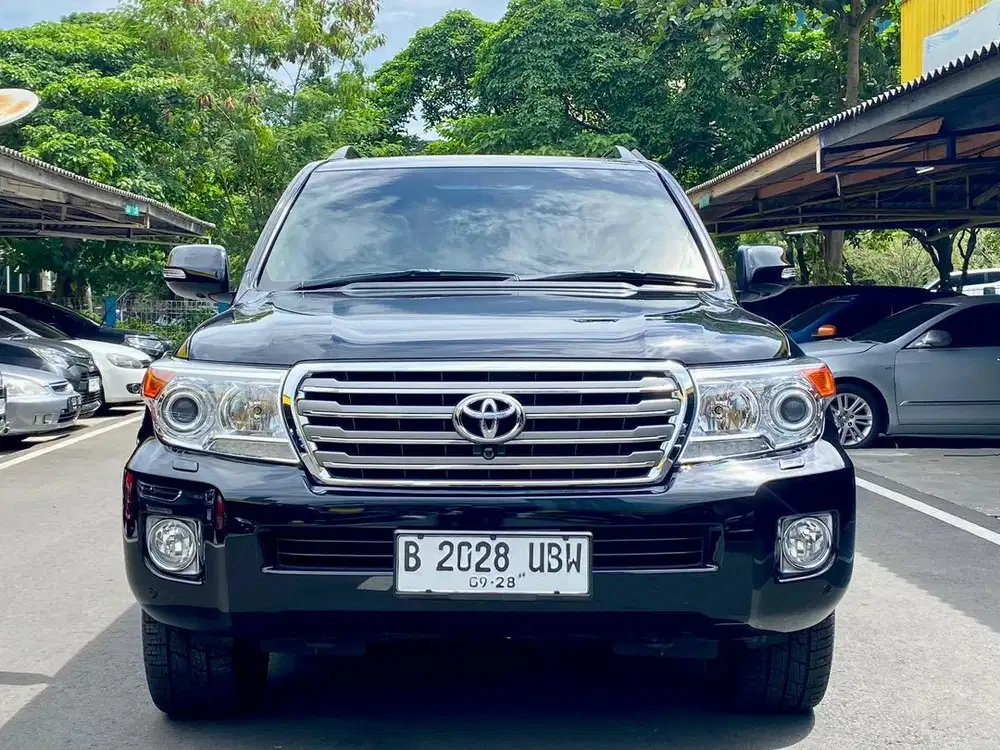 LAND CRUISER 200 DIESEL AT HITAM 2013