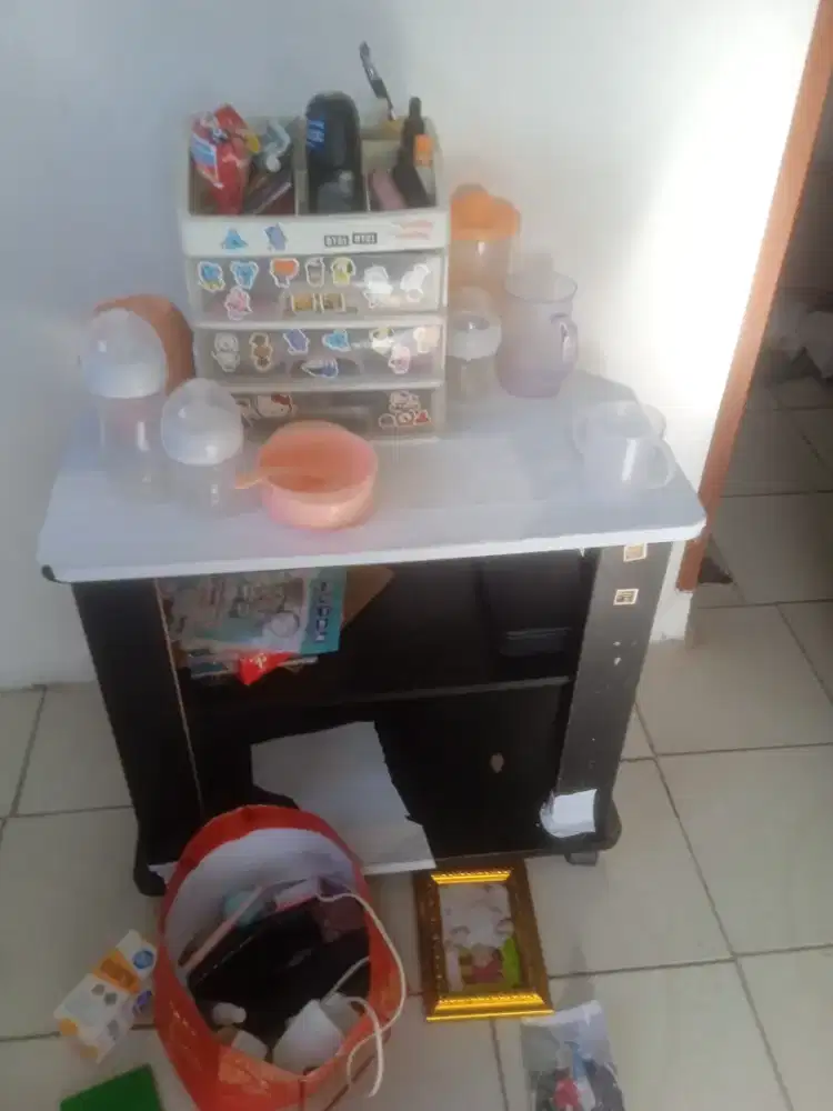 Lemari Tv Roda untuk Tv 24 inch +laci plastik ada2