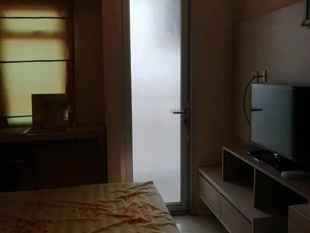 ready disewa unit apartemen green lake sunter,studio furnished,ac dan waterheater,luas 20,lantai tengah,view danau