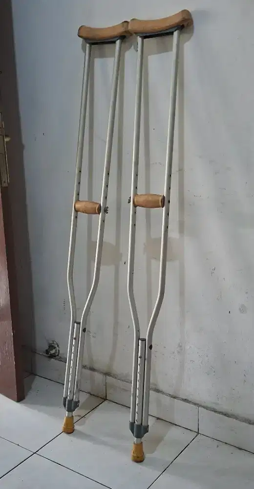 Tongkat gandeng ketiak