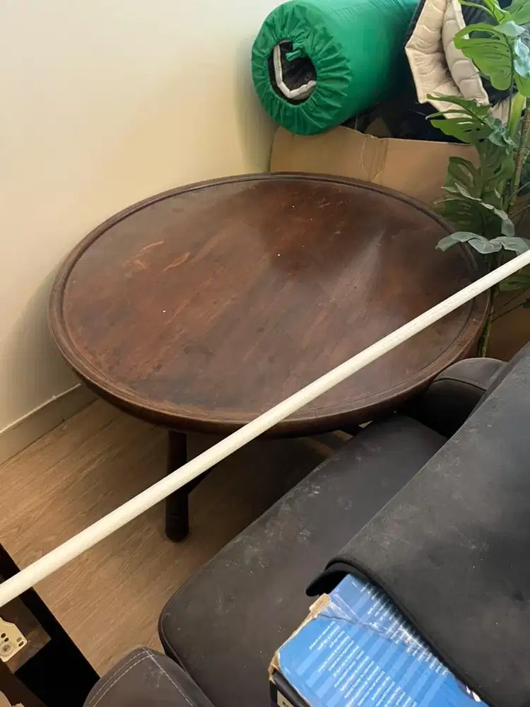 Meja bulat coklat kayu