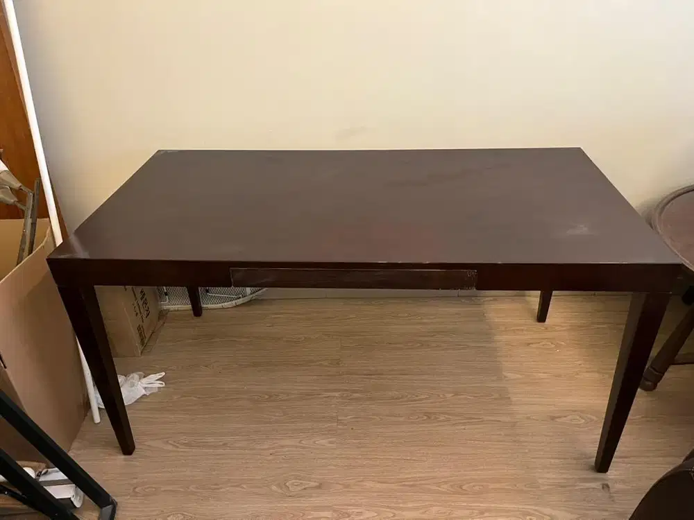 Meja kayu coklat panjang