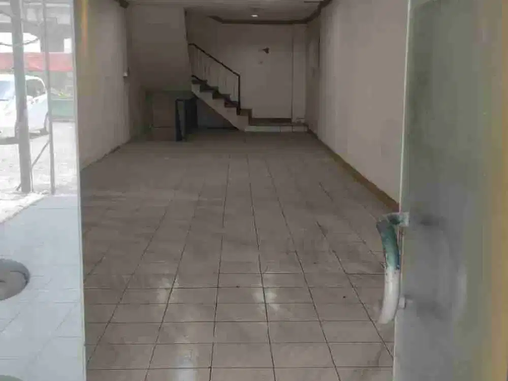 Disewakan Ruko 3 Lantai Termasuk Lantai Basement Dengan Lahan Parkir Luas Di Pondok Kelapa, Duren Sawit. Jakarta Timur
