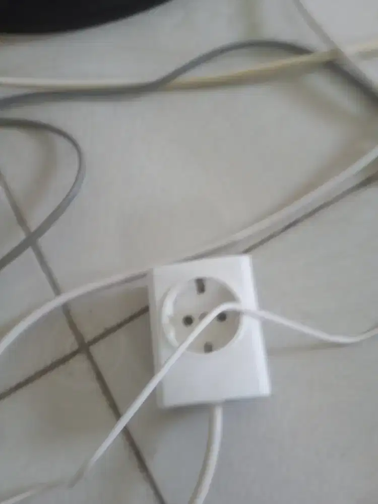 Kabel colokan 3 lubang ada 5 pcs panjang 4 meter