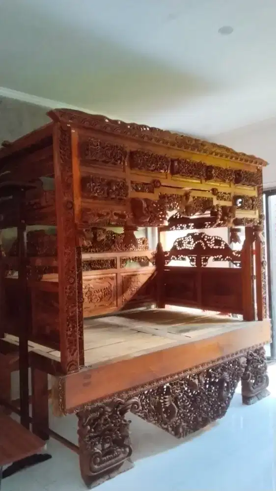 Ranjang jati antik ukiran