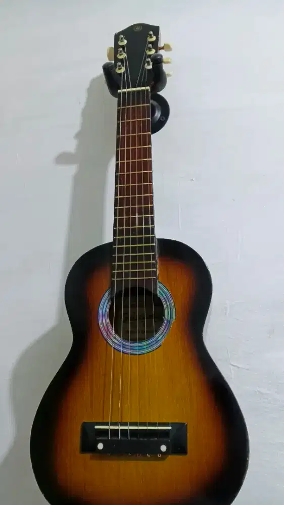Guitalele Atau Gitar Kecil 6 Senar