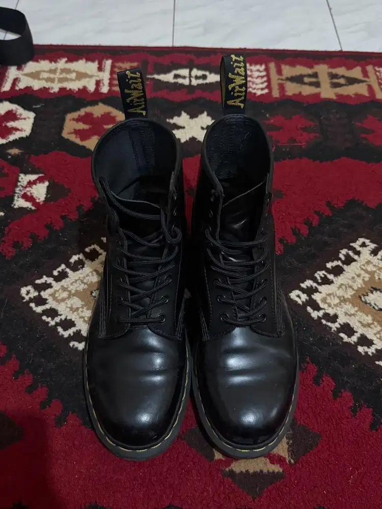 Dr. Martens 1460 8 Eye Boots -  Black Size 9 / 43