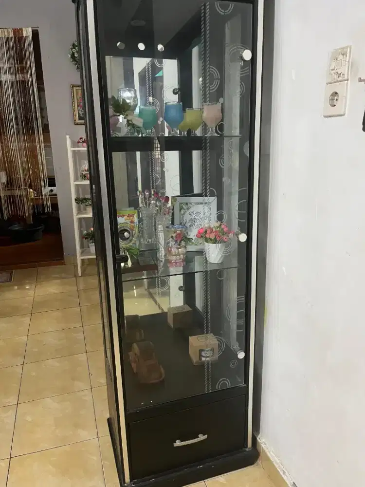 Lemari pembatas ruangan