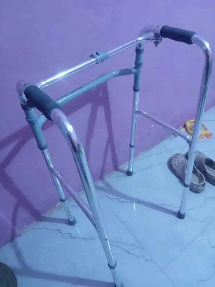 Tongkat penopang tubuh untuk therapy berjalan