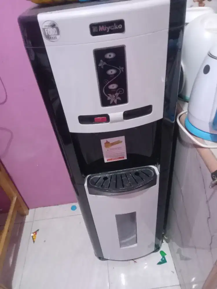 Jual murah apa adanya dispenser panas dingin miyako .  Magic com