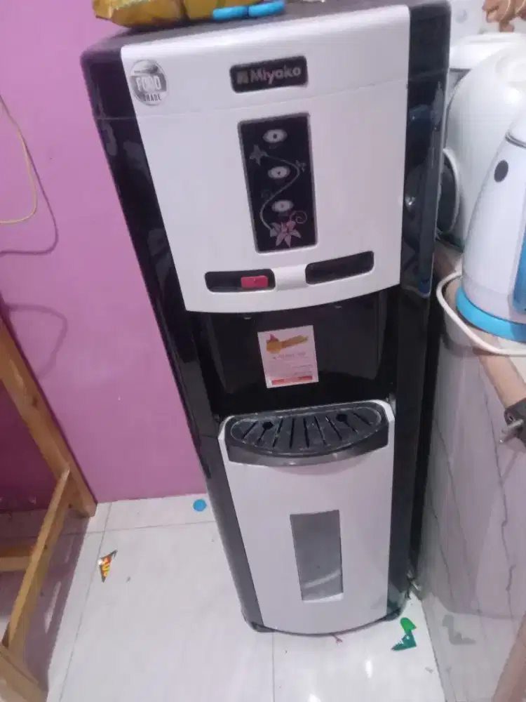 Jual murah apa adanya dispenser panas dingin miyako .  Magic com